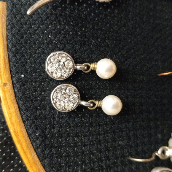 10 pairs of assorted costume earrings. Made from various materials. - Picture 2 of 11